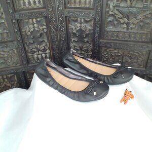 Women's Me Too Black Leather Flats, Size 7M